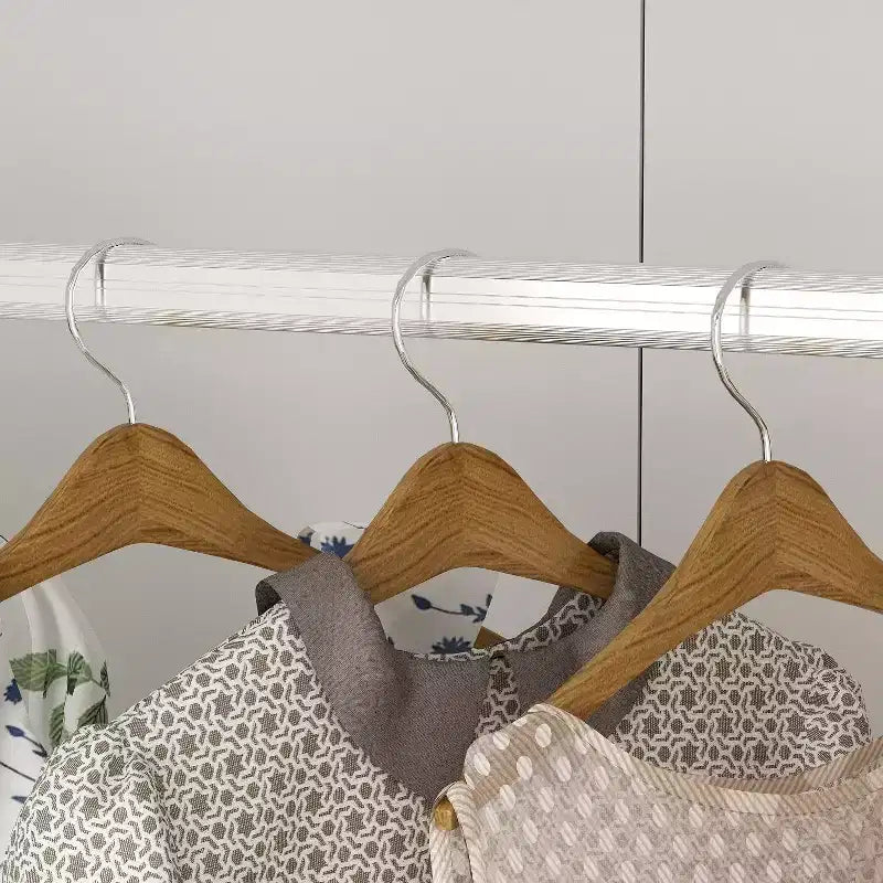 Armoire blanche Ensemble de penderies minimalistes modernes à motifs linéaires et accessoires dorés