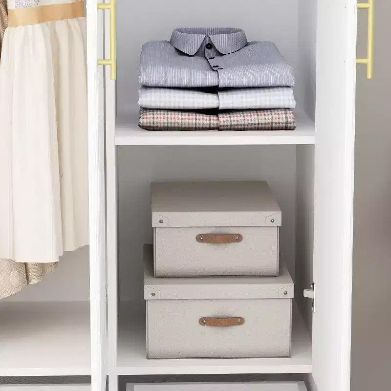 Armoire blanche Ensemble de penderies minimalistes modernes à motifs linéaires et accessoires dorés