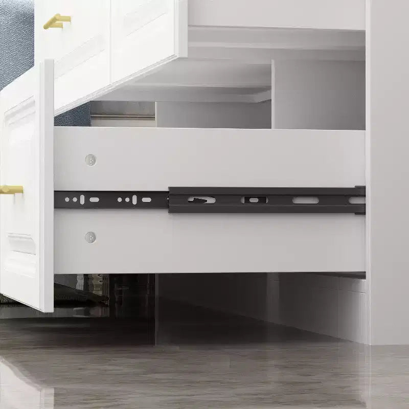 Armoire blanche Ensemble de penderies minimalistes modernes à motifs linéaires et accessoires dorés