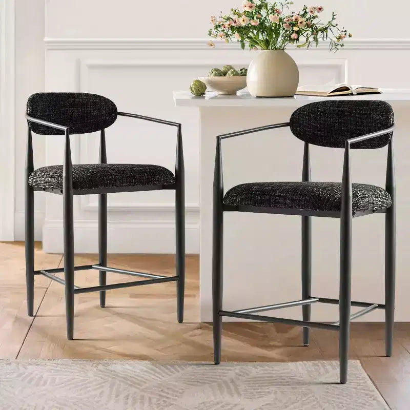 Tabouret de bar moderne rembourré à hauteur de comptoir avec pieds effilés en métal noir, siège spacieux pour îlot de cuisine ou bar à domicile-