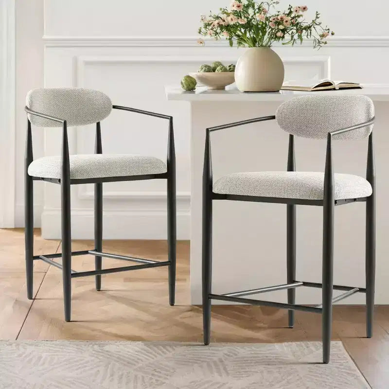 Tabouret de bar moderne rembourré à hauteur de comptoir avec pieds effilés en métal noir, siège spacieux pour îlot de cuisine ou bar à domicile-