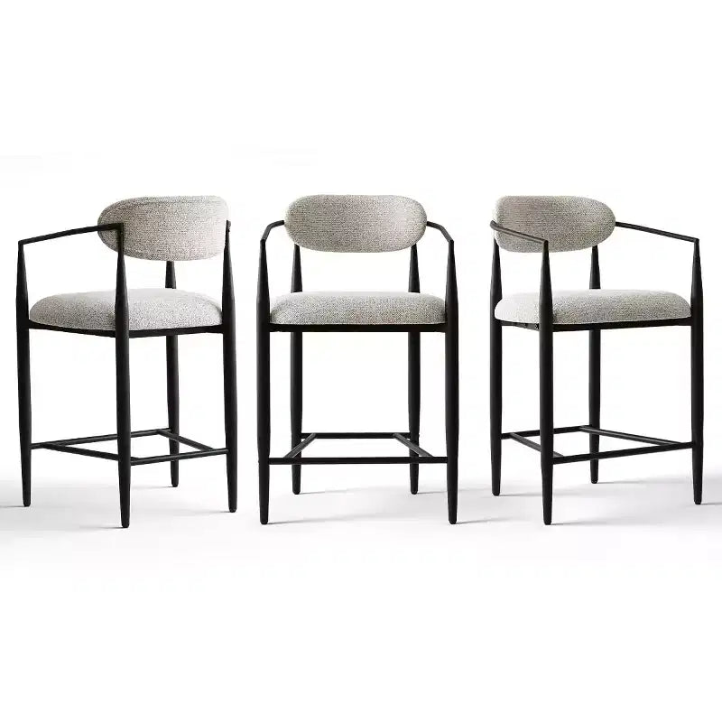 Tabouret de bar moderne rembourré à hauteur de comptoir avec pieds effilés en métal noir, siège spacieux pour îlot de cuisine ou bar à domicile-