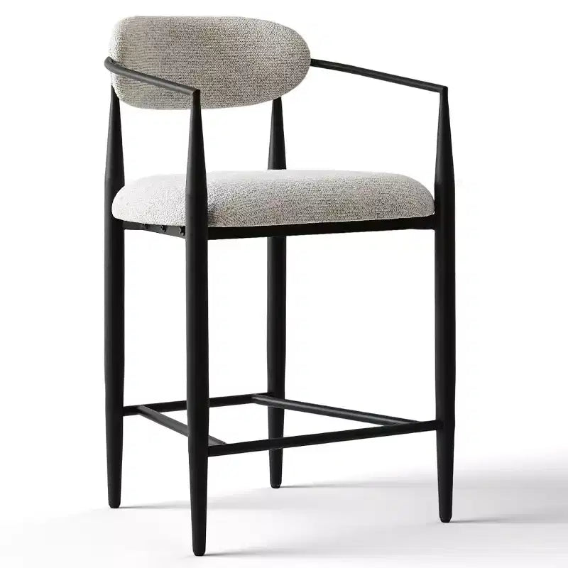 Tabouret de bar moderne rembourré à hauteur de comptoir avec pieds effilés en métal noir, siège spacieux pour îlot de cuisine ou bar à domicile-