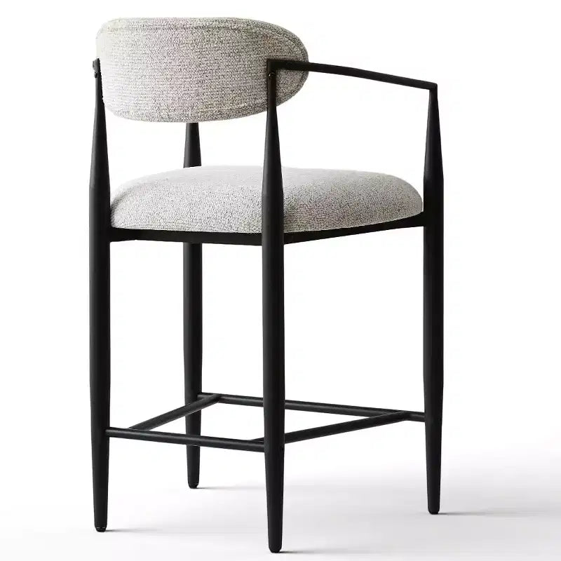 Tabouret de bar moderne rembourré à hauteur de comptoir avec pieds effilés en métal noir, siège spacieux pour îlot de cuisine ou bar à domicile-