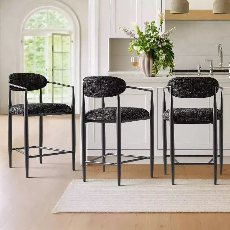 Tabouret de bar moderne rembourré à hauteur de comptoir avec pieds effilés en métal noir, siège spacieux pour îlot de cuisine ou bar à domicile-